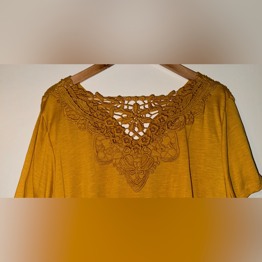 Signature Studio Yellow Top - Picture 5 of 5